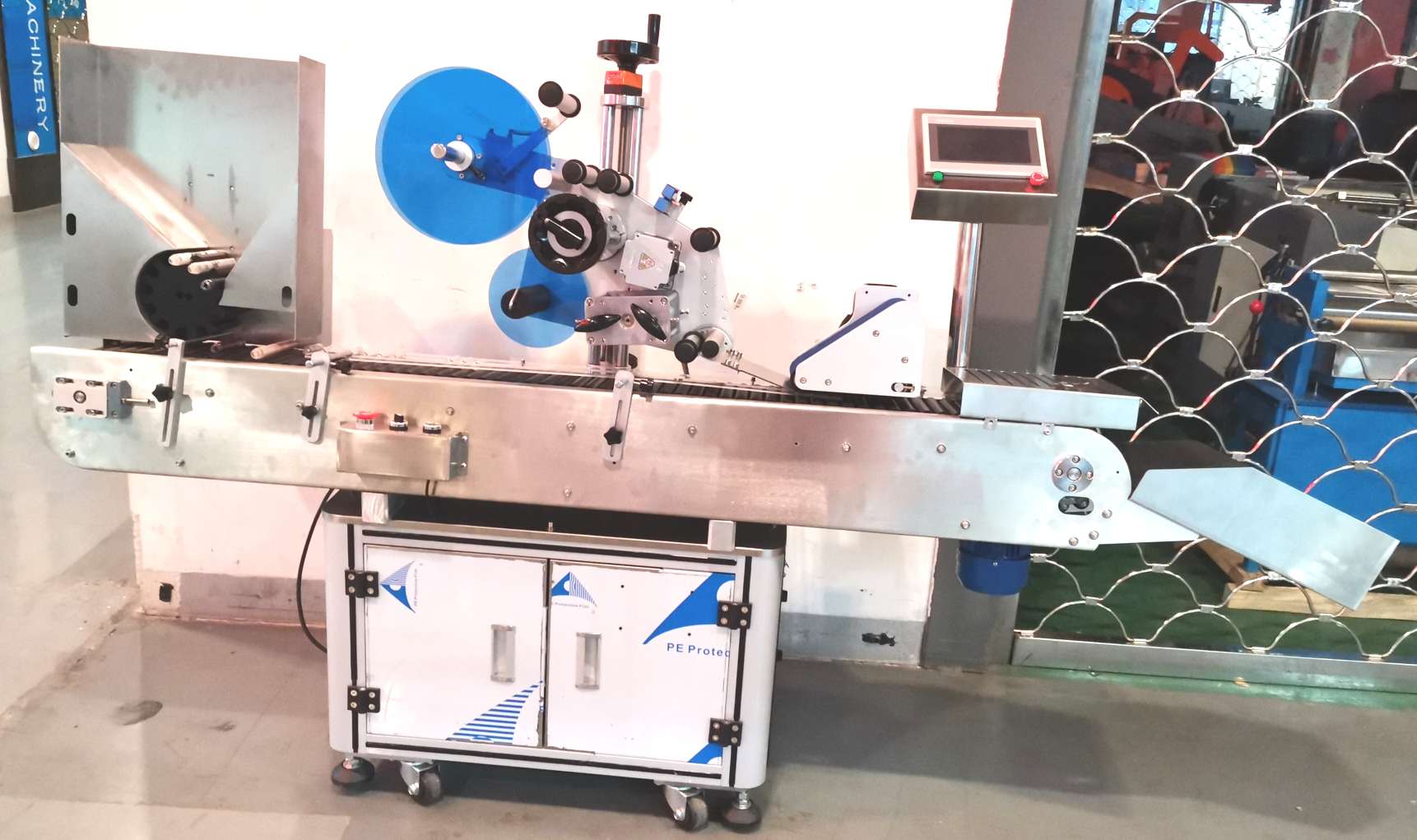 Hengkai Packaging Machinery's fully automatic horizontal small round bottle labeling machine Application Scenario