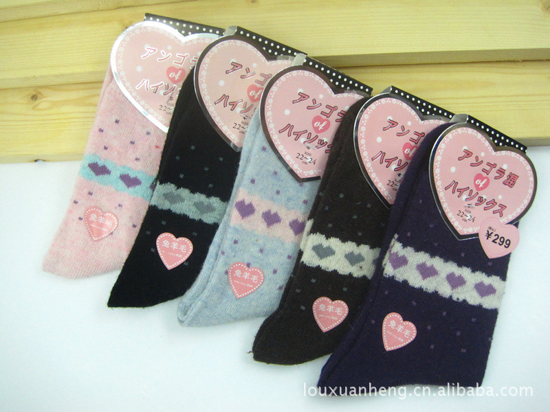 义乌袜子批发 兔毛袜 羊毛袜 兔羊毛加厚保暖中筒女袜 白底实物图