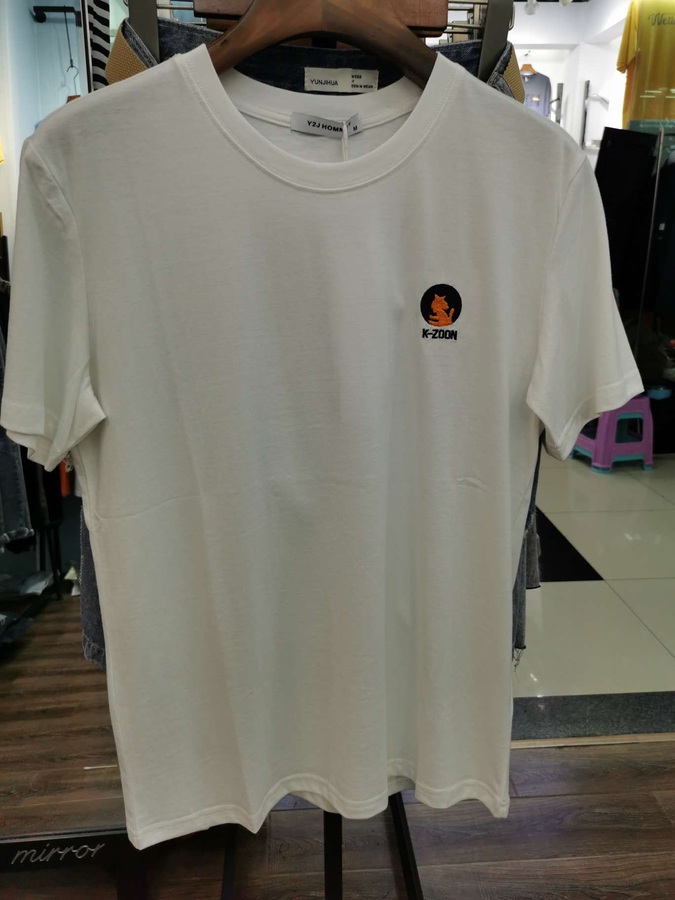 Men's casual T-shirt in summer thumbnail