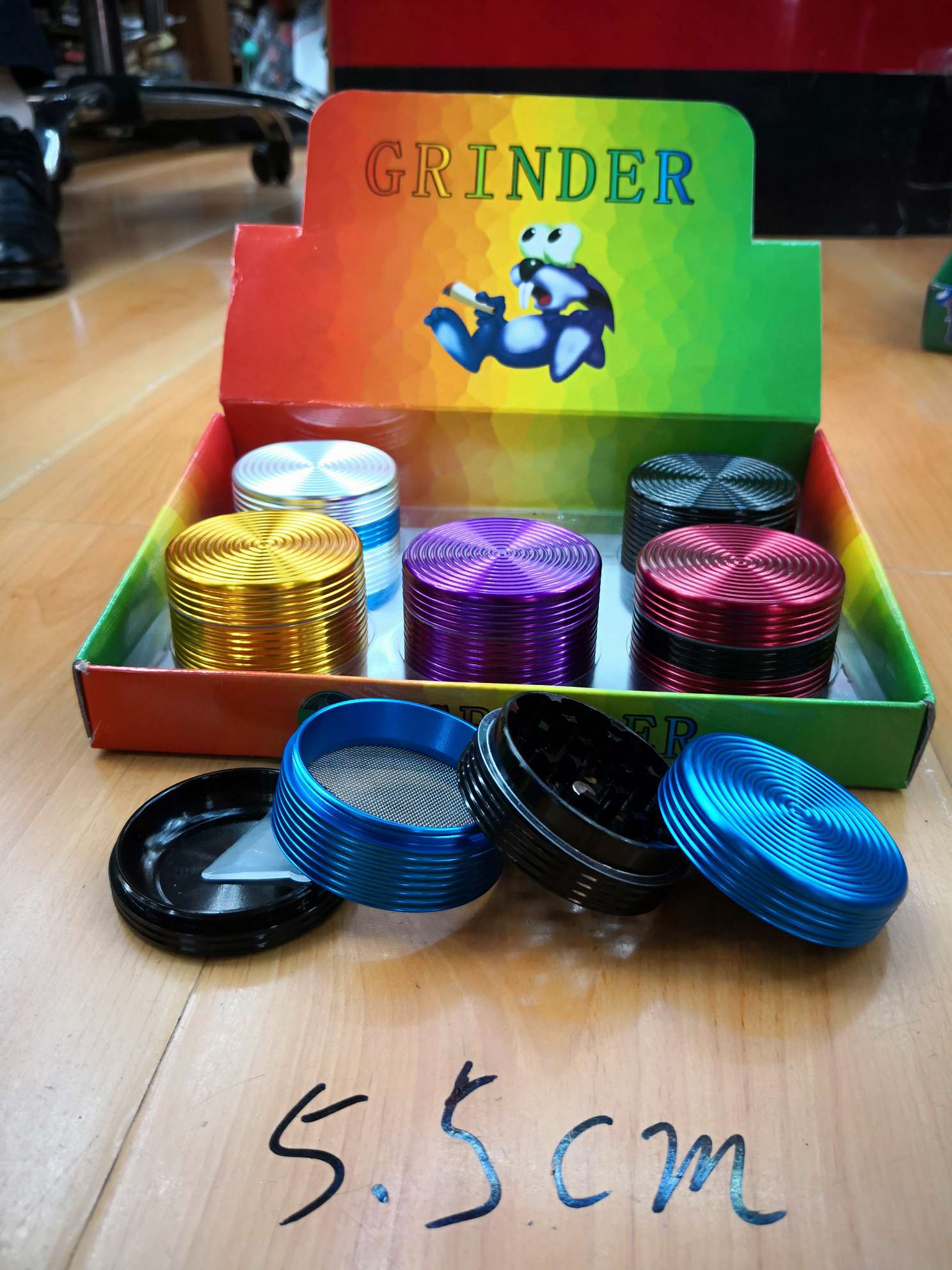 SEV55-4铝材四层螺旋纹磨烟器 4-6色混 一件120个起做 直径55mm