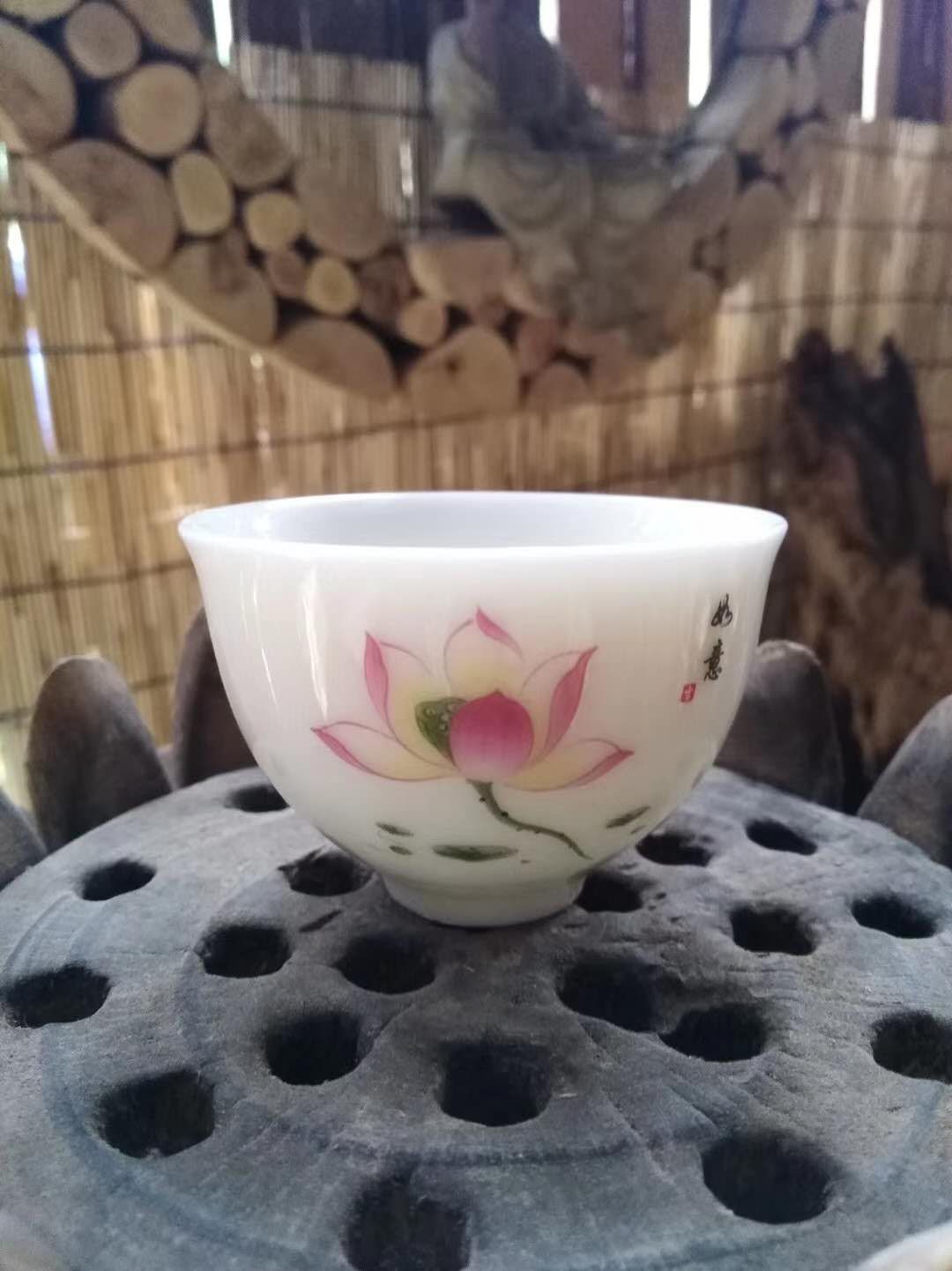 رسم يدوي من سيلادون أبيض لكأس المالك Item Picture