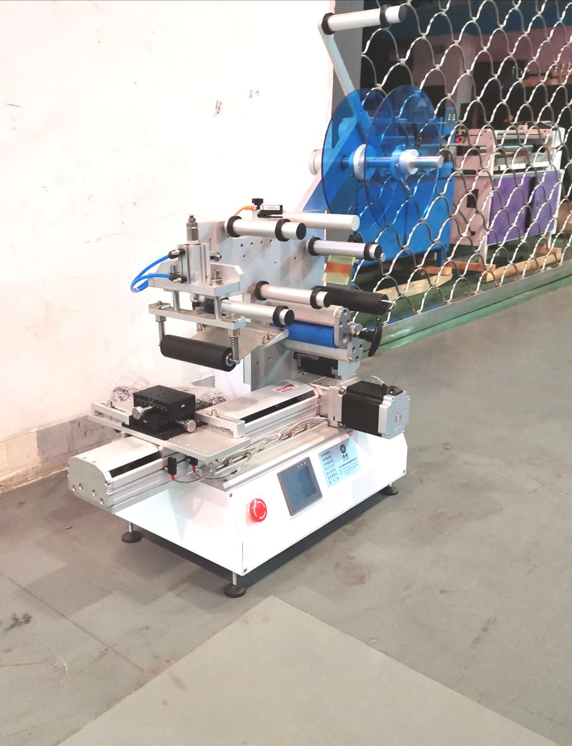 The semi-automatic push-pull flat surface labeling machine of Hengkai Packaging Machinery is of high quality and low price. We operate with integrity and guarantee quality pic 4