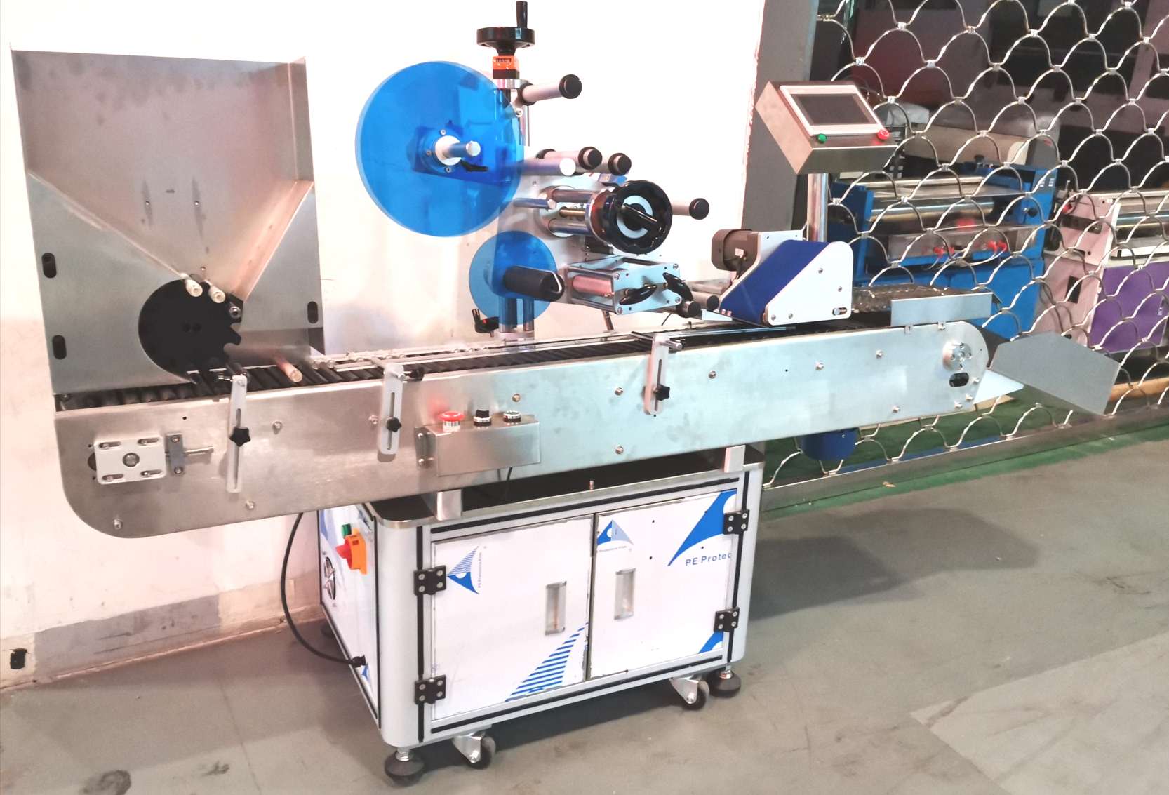Hengkai Packaging Machinery's fully automatic horizontal small round bottle labeling machine