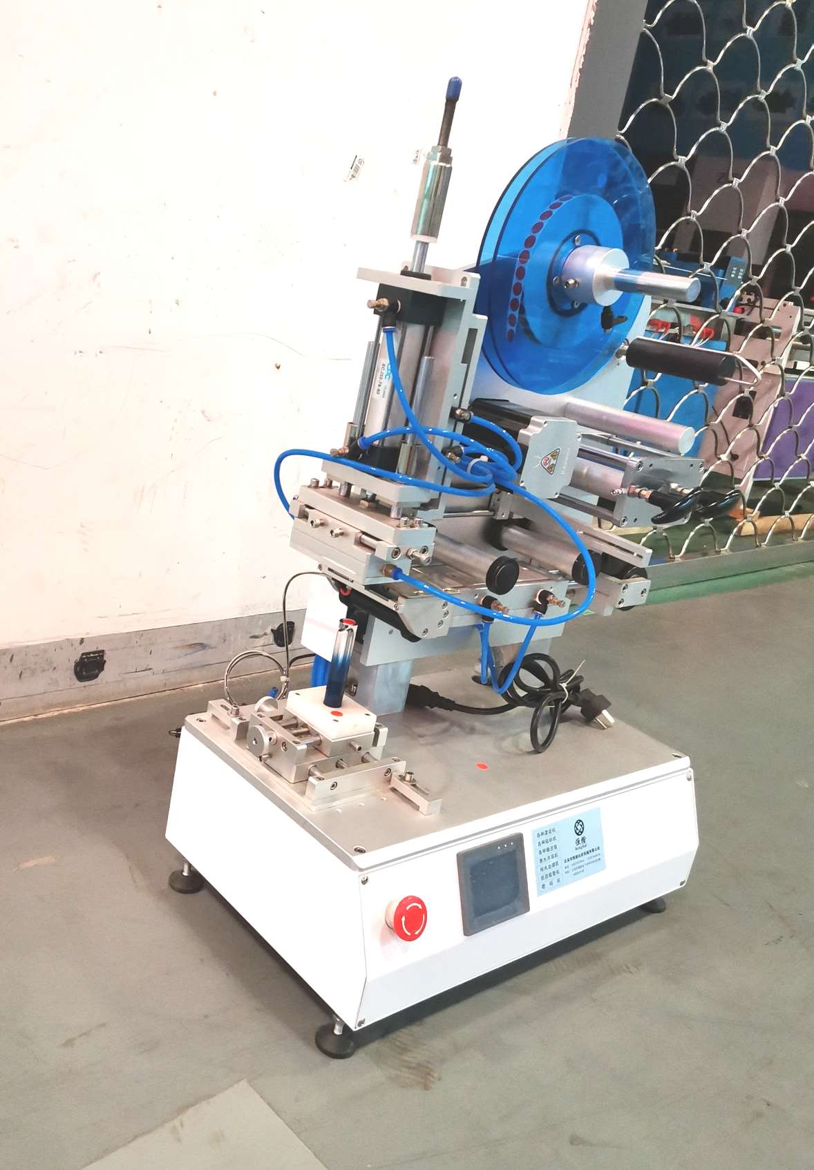 Hengkai Packaging Machinery's semi-automatic high-precision flat surface labeling machine is of high quality and low price, and we operate with integrity Specification image