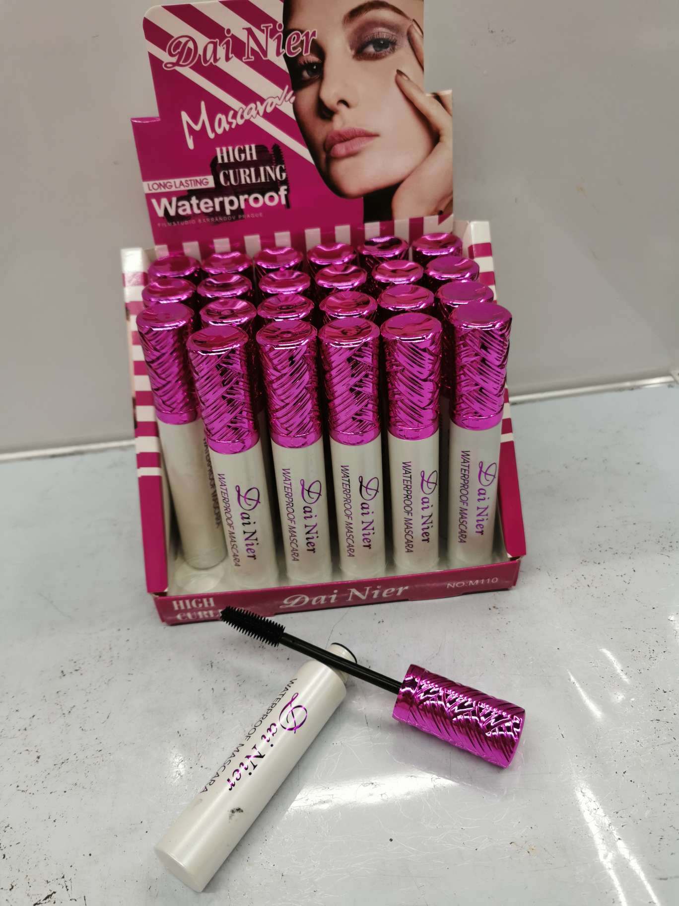 M110 Purple Cover White Tube Stretch Waterproof Curling Mascara Wholesale Application Scenario
