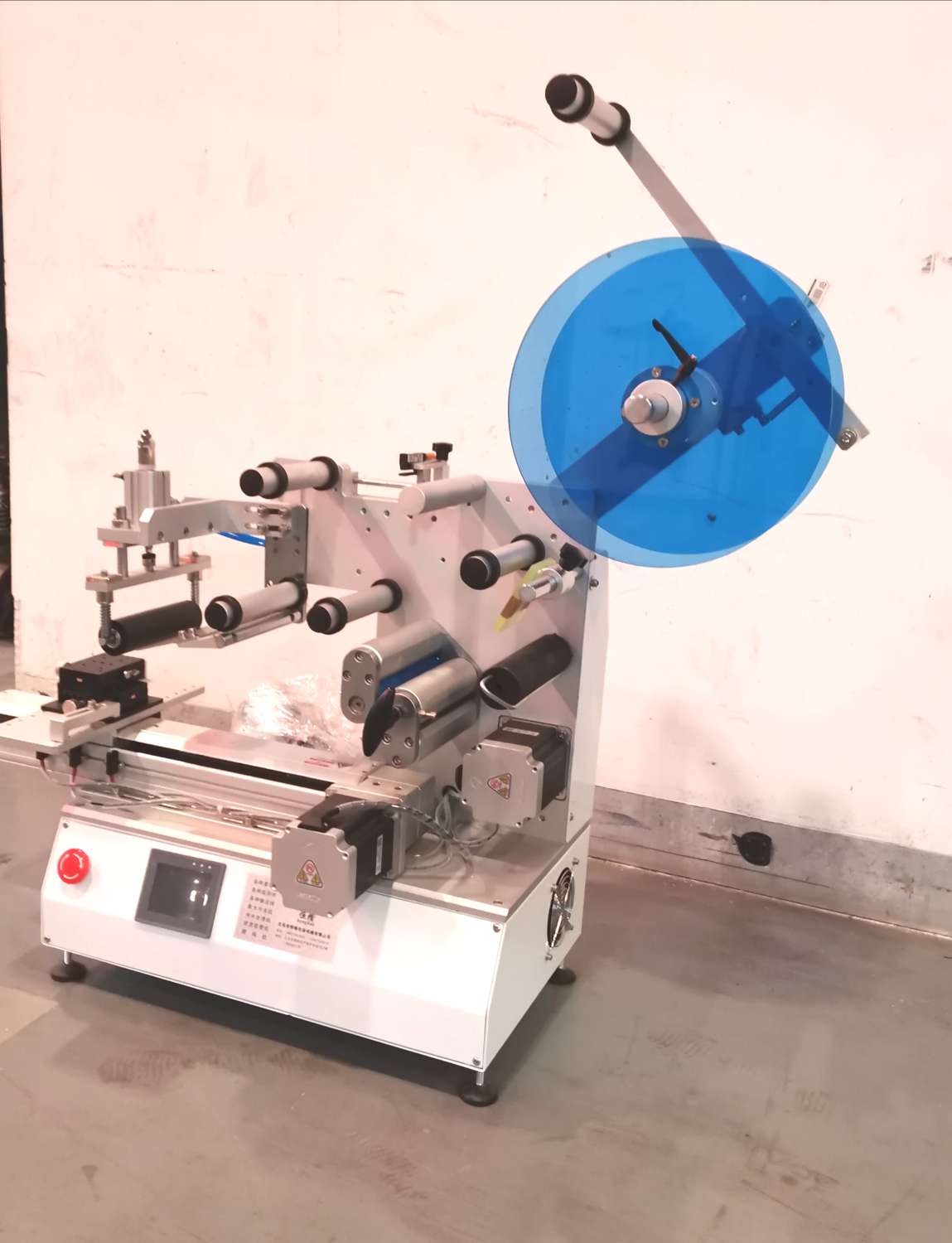 The semi-automatic push-pull flat surface labeling machine of Hengkai Packaging Machinery is of high quality and low price. We operate with integrity and guarantee quality pic 8