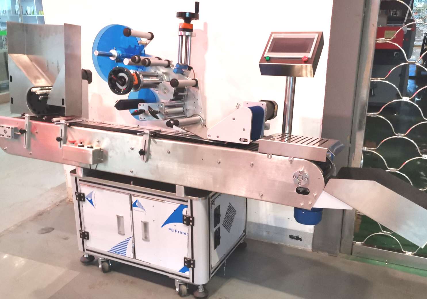 Hengkai Packaging Machinery's fully automatic horizontal small round bottle labeling machine details Picture