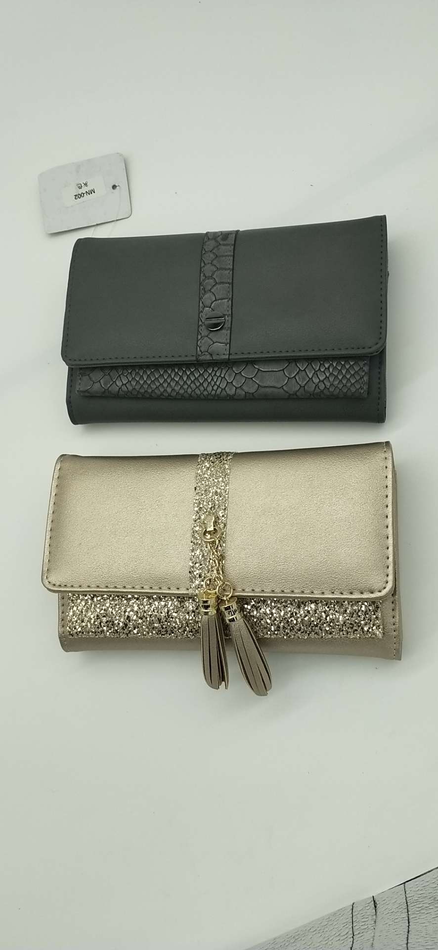 三折手拿钱包图