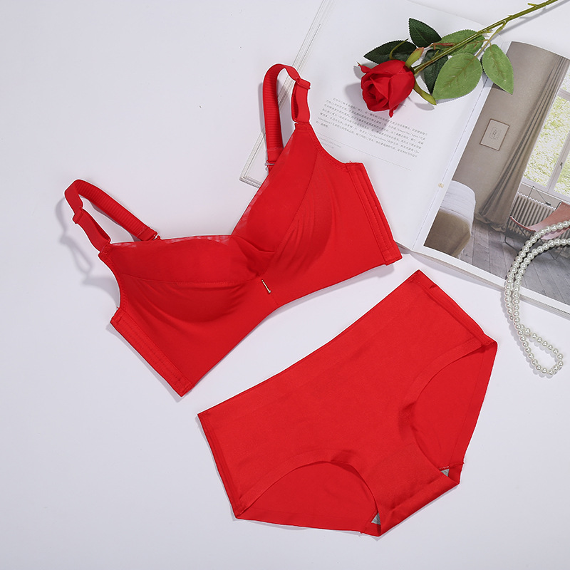 Factory Direct Sales Fashion Young Women Simple Traceless Solid Color Without Steel Wire Body Shaping Bra Wicking Sweat undefined