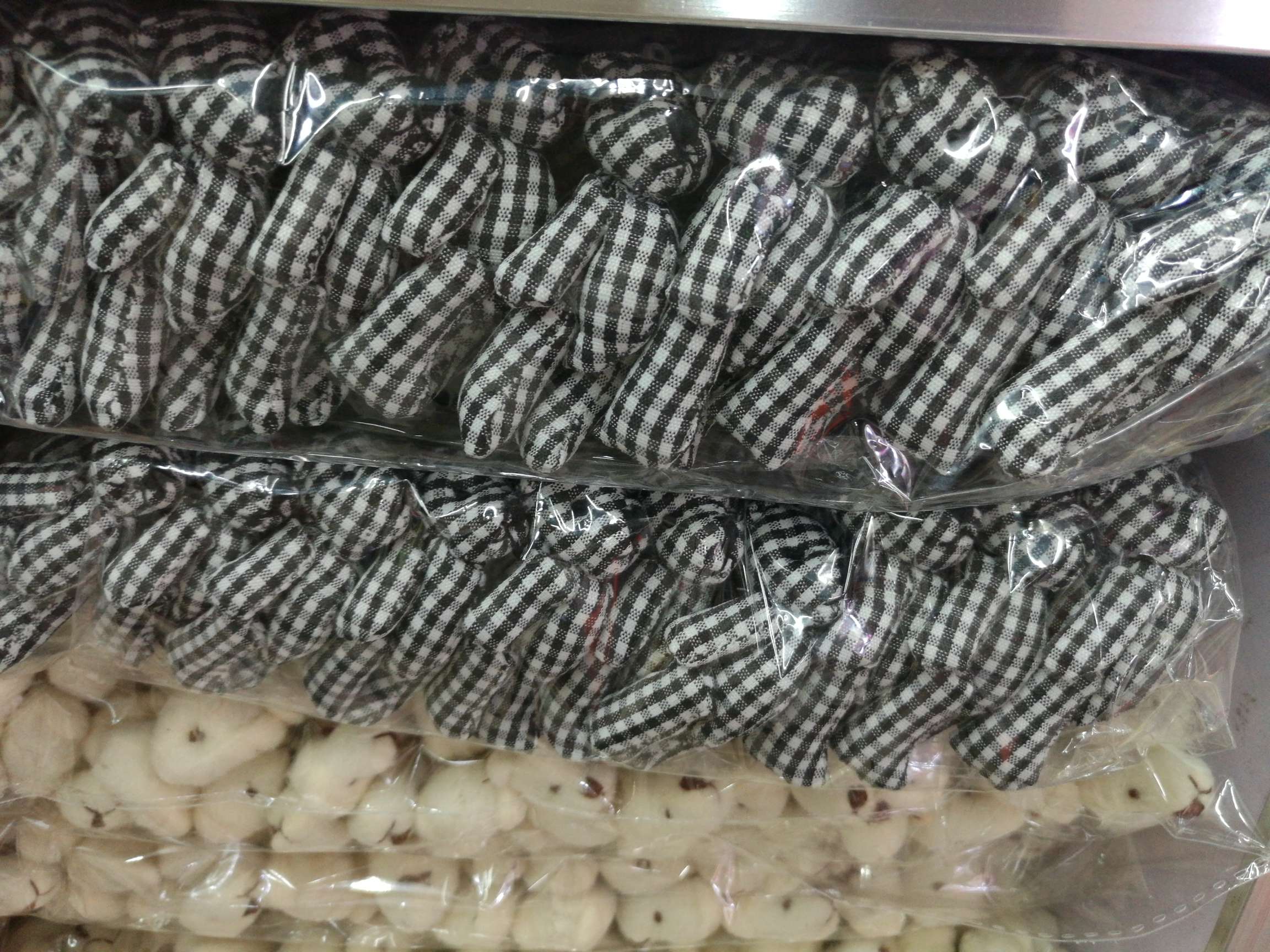 A 6-centimeter black and white bear details Picture