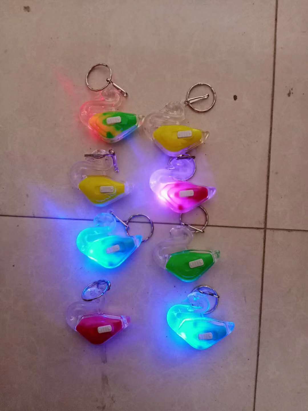 天鹅钥匙扣发光天鹅造型钥匙扣地摊赠品白底实物图