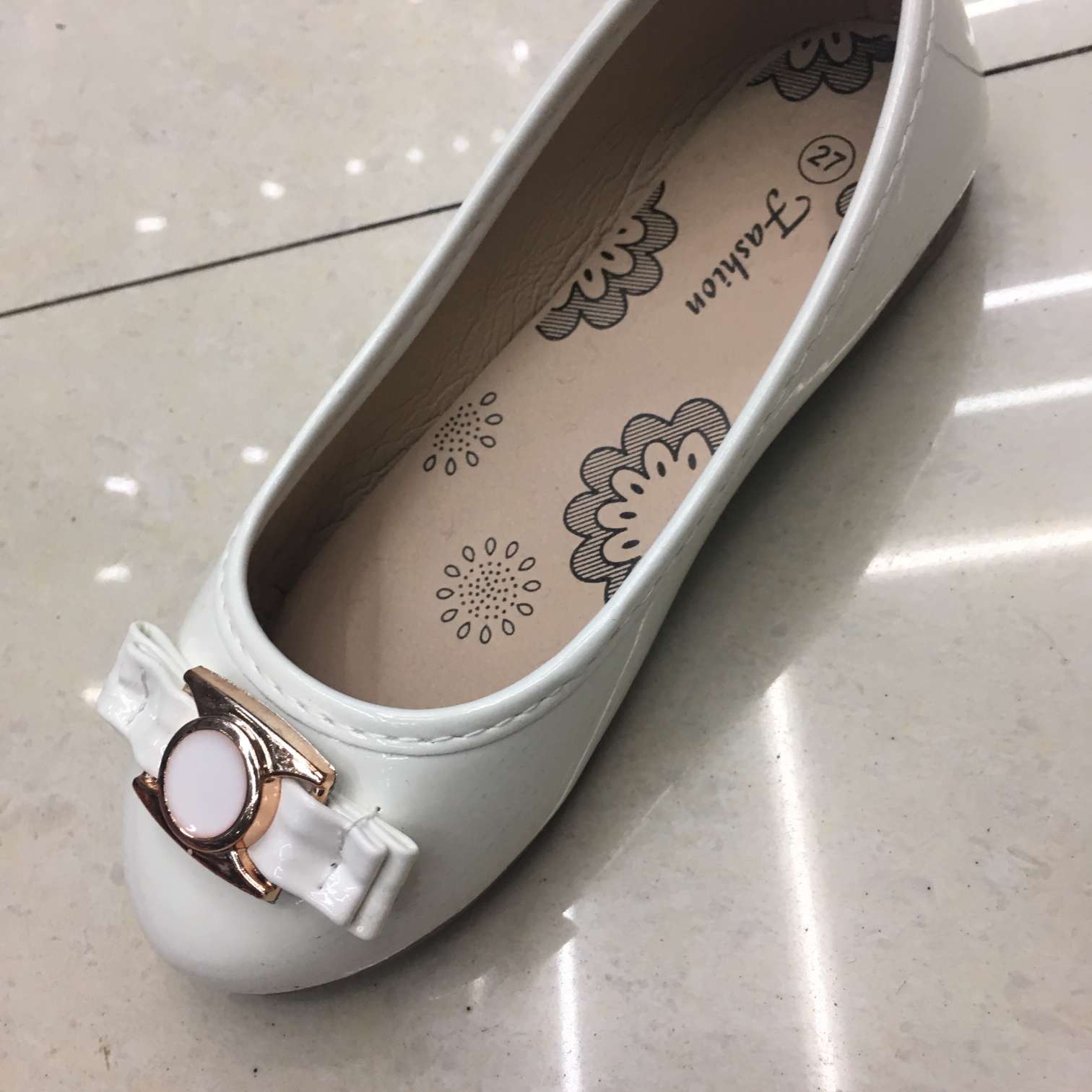 White low-heeled leather shoes that are fashionable and versatile for ladies