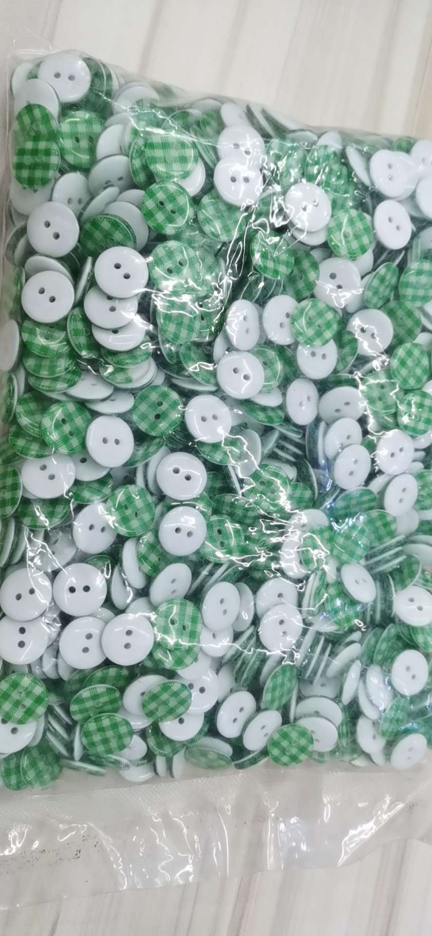 绿色格子衬衣扣