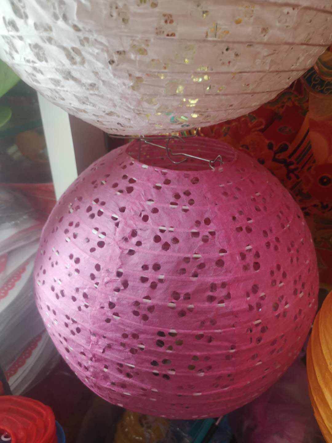 棉纸镂空工艺灯笼，梅花孔