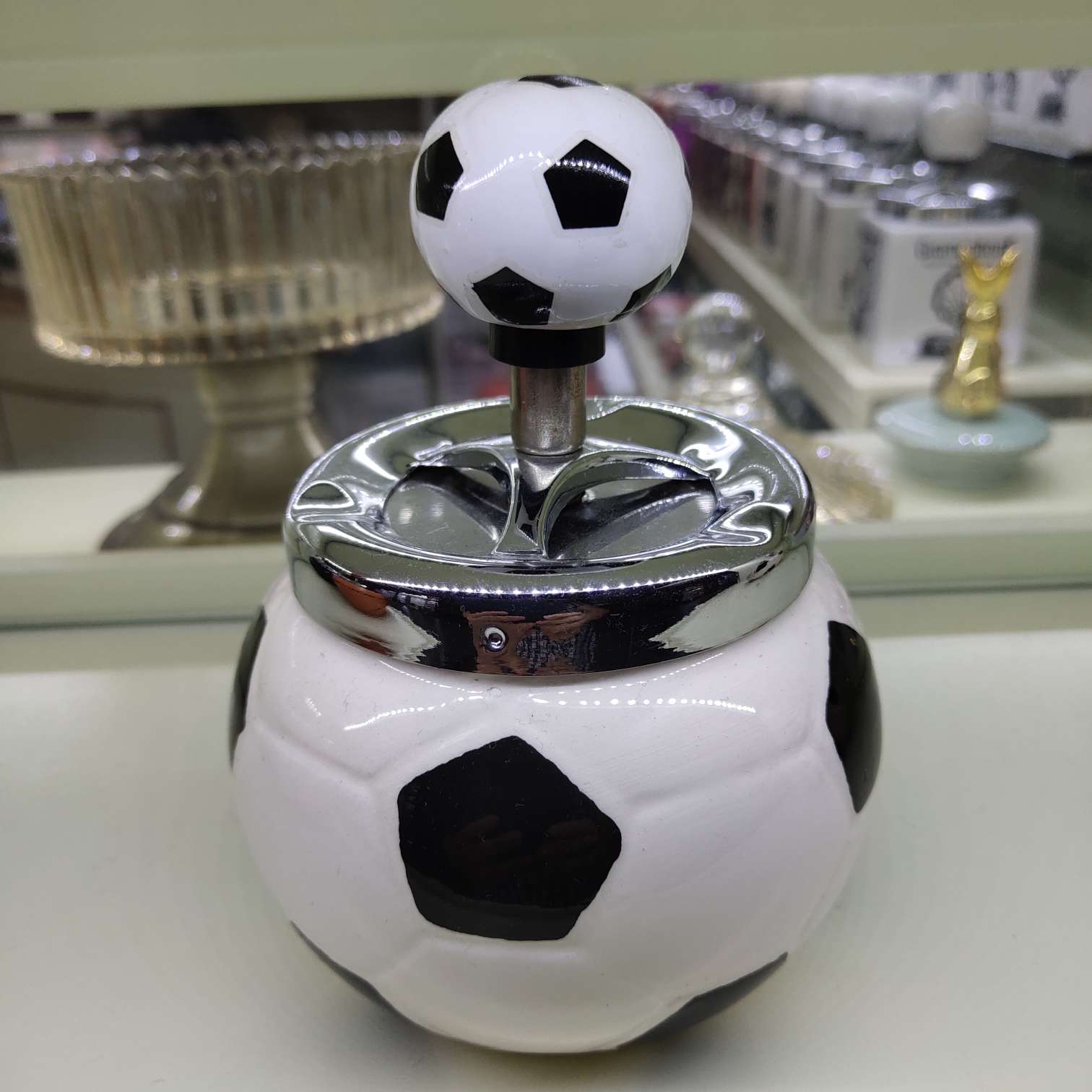 陶瓷日用品陶瓷足球⚽烟灰缸带盖可旋转产品图