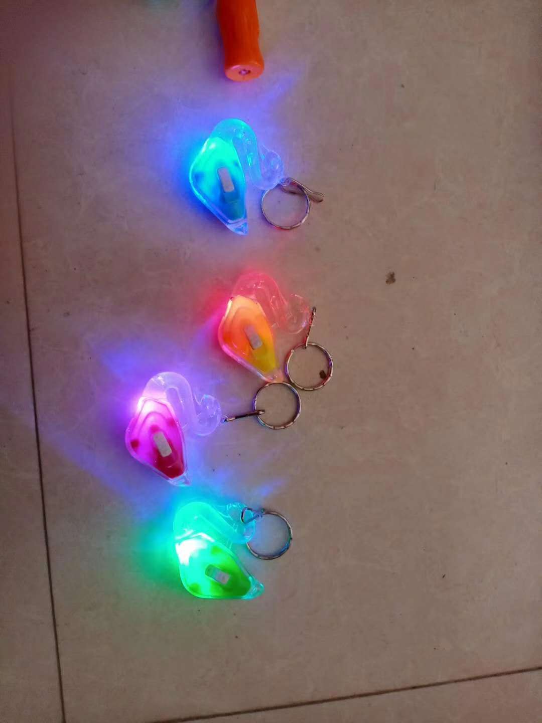 天鹅钥匙扣发光天鹅造型钥匙扣地摊赠品细节图