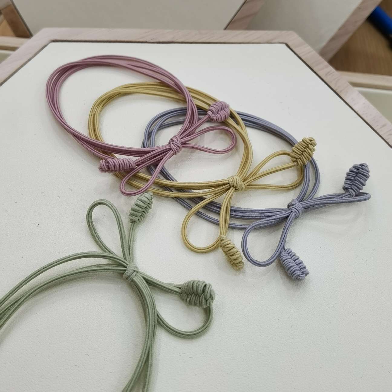 几何镂空鸭夹/国旗/地摊/夹子/梳子白底实物图