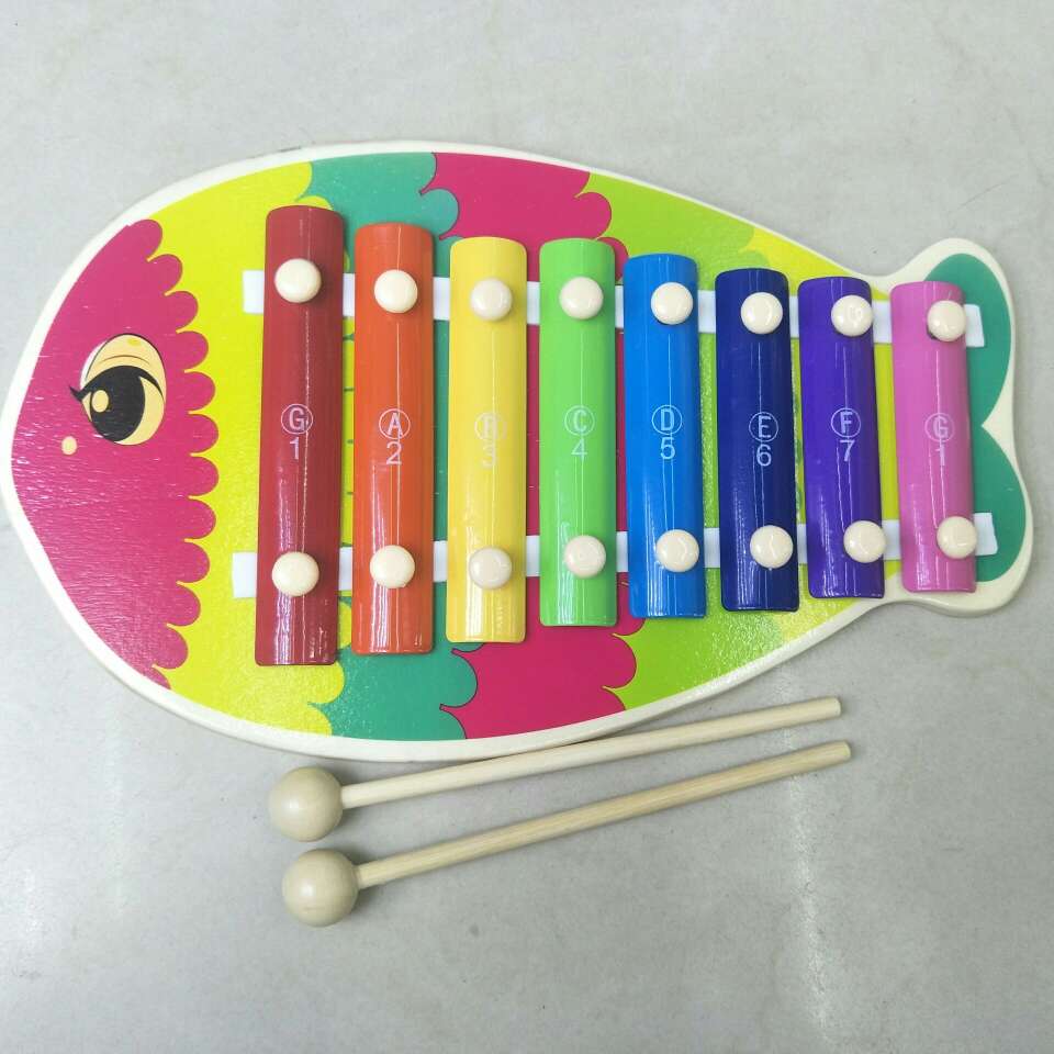 The wooden animal plays the piano in eight tones