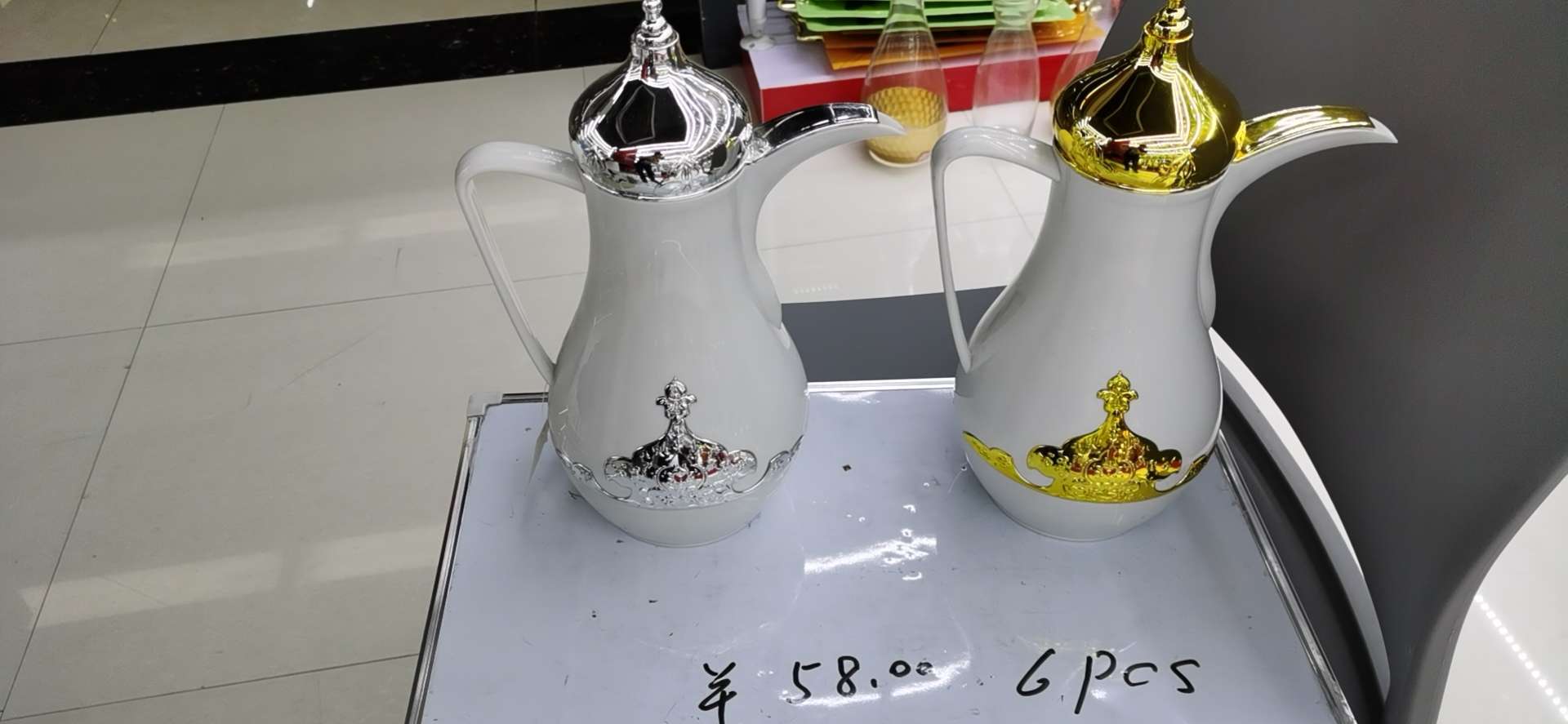 白底嵌金，银套装