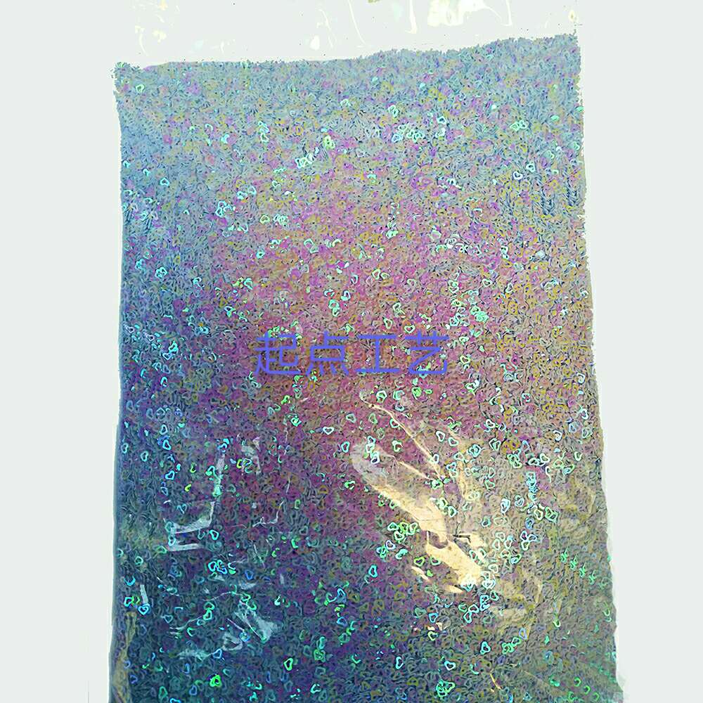 乳色镂空爱心白底实物图