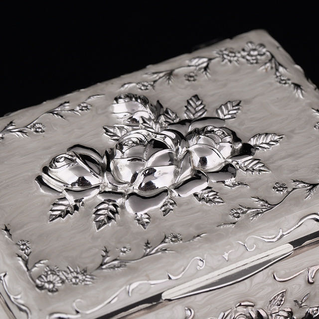 Factory direct sales of metal European-style creative retro jewelry boxes and high-end three-dimensional Russian tinware storage boxes Application Scenario