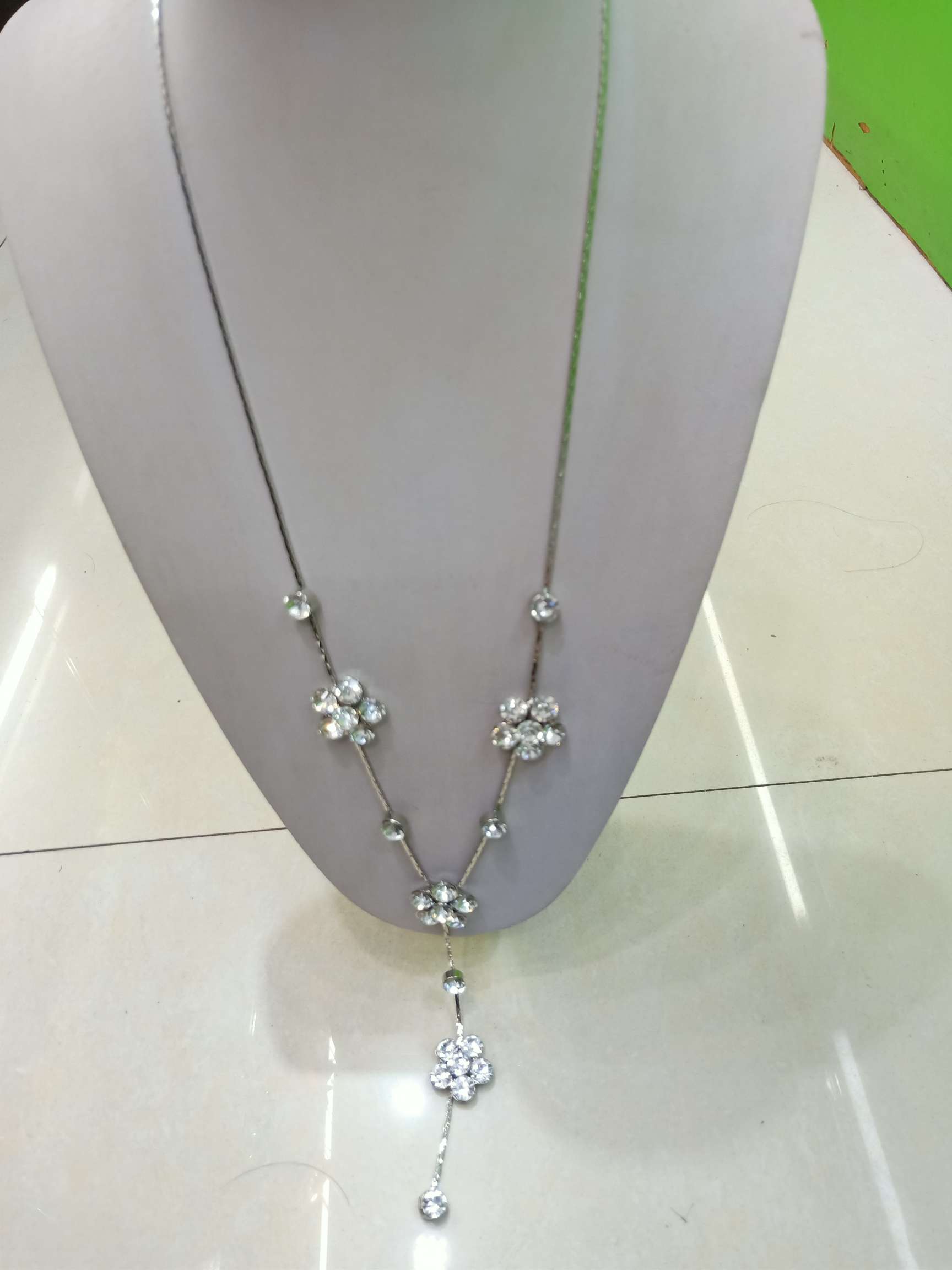 钛钢4躲梅花合锆石长款毛衣链，春夏秋冬均可戴的长款时尚潮流款项链细节图