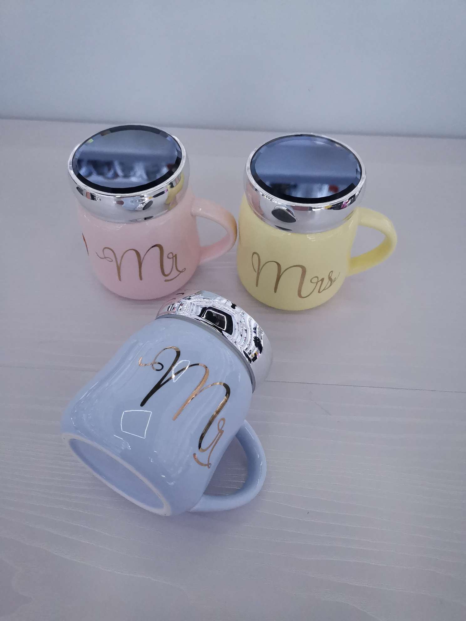 Classic glazed mirror-finished ceramic cups, coffee cups, water cups undefined