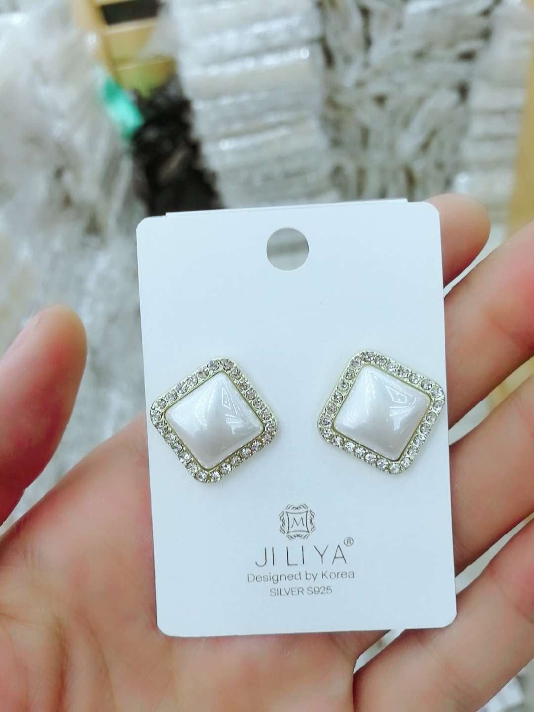 2020 network fashion hot style square ear stud thumbnail