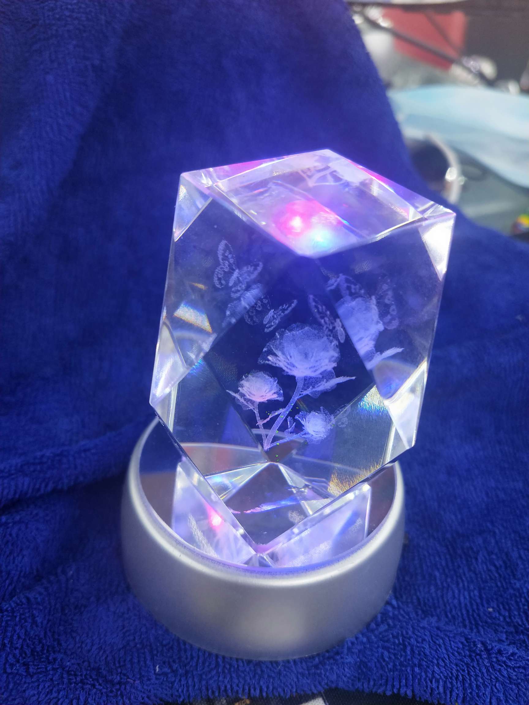 Luminous roses engraved in crystal 🌹
Large quantity and price, welcome to order.