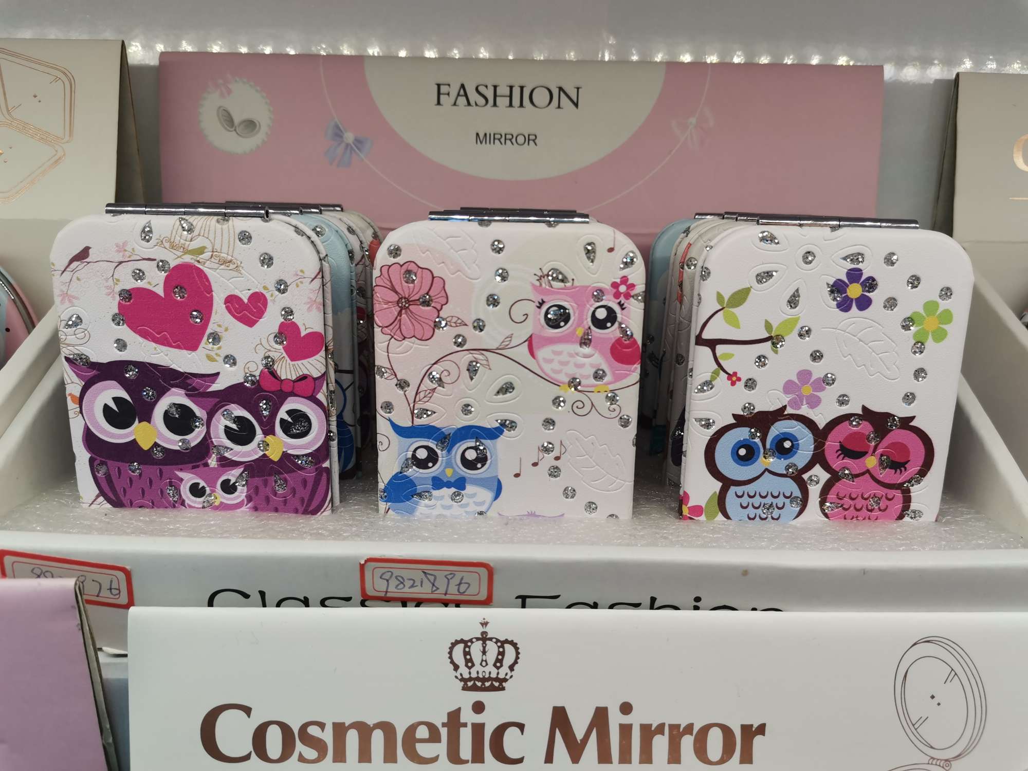 An owl wears a fashionable mirror