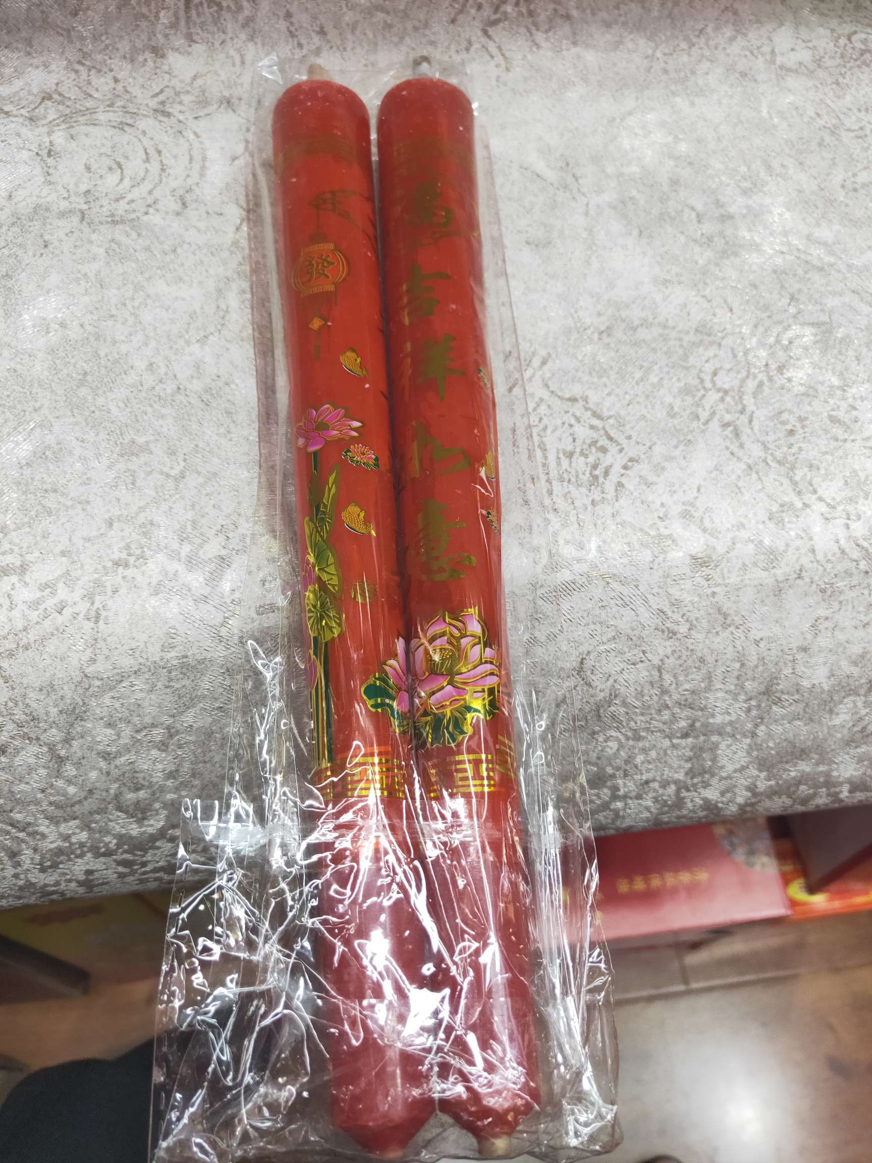 A 1-jin gold ingot candle is a natural gift for others