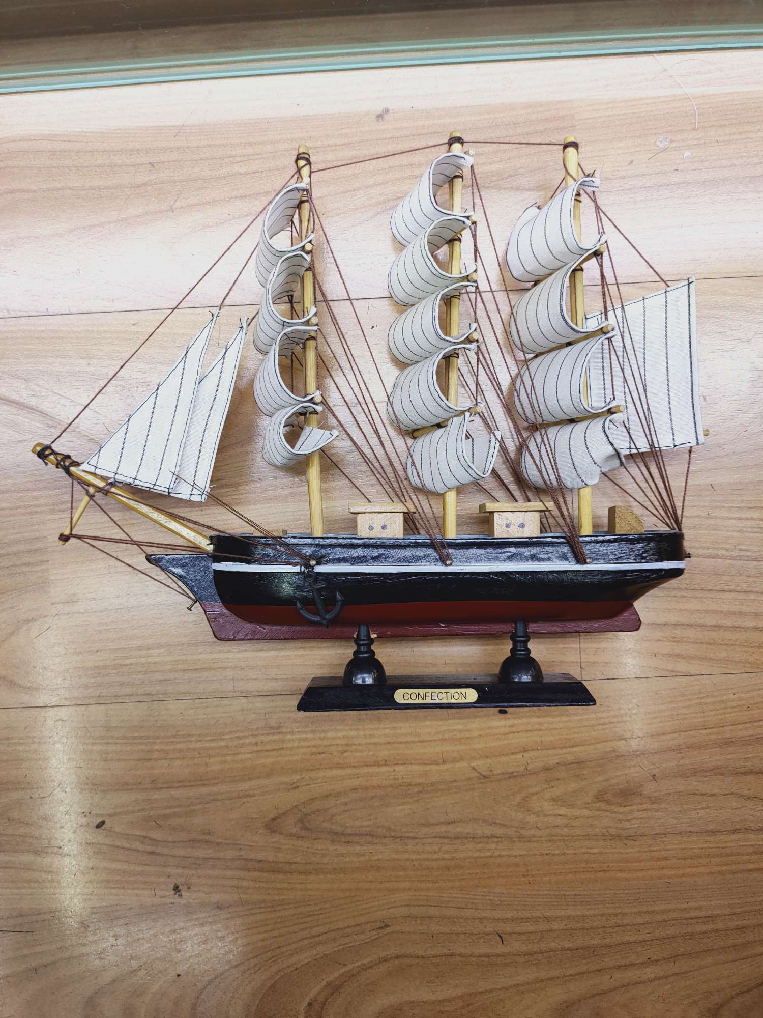 28cm黑红底色帆船