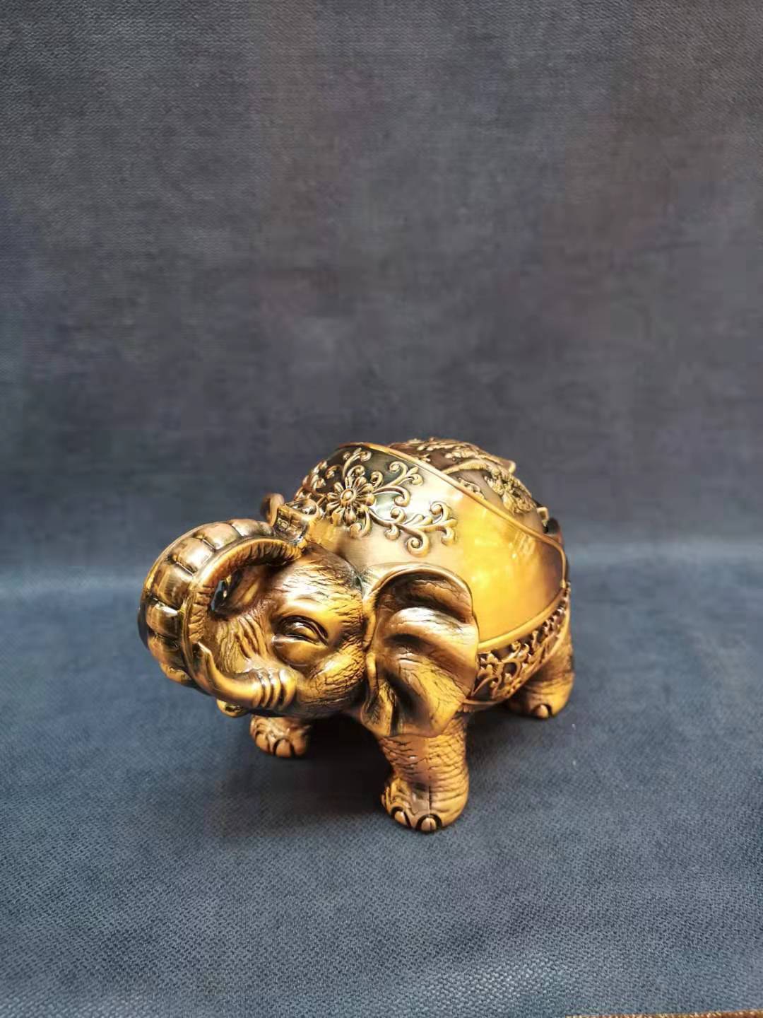 Zinc alloy ashtray, personalized new style, elephant alloy ashtray with lid, living room coffee table, birthday gift, trendy decoration details Picture