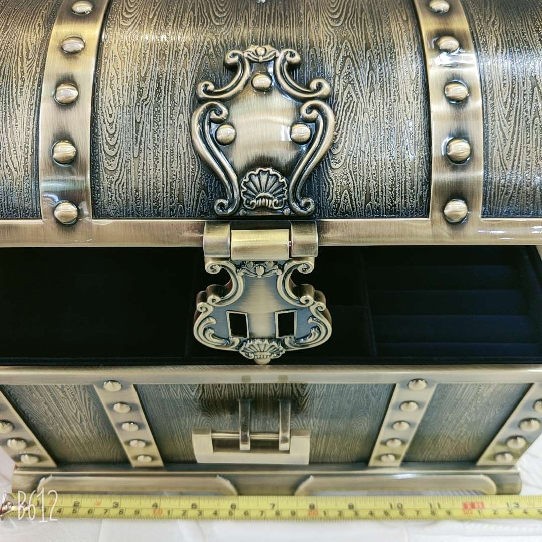 Zinc alloy classical metal large lockable double-layer European court jewelry storage box, retro jewelry box Application Scenario