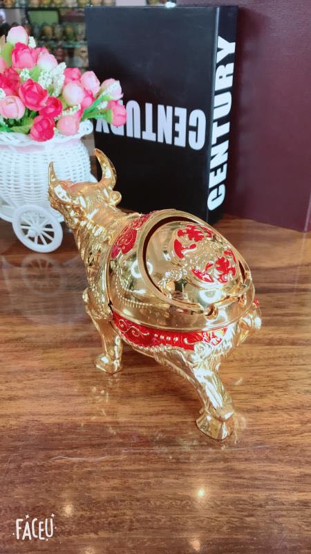 Antique bronze ox ashtray, retro new Chinese-style ashtray, home, living room, office, exuding an air of arrogance, metal ox ashtray Application Scenario