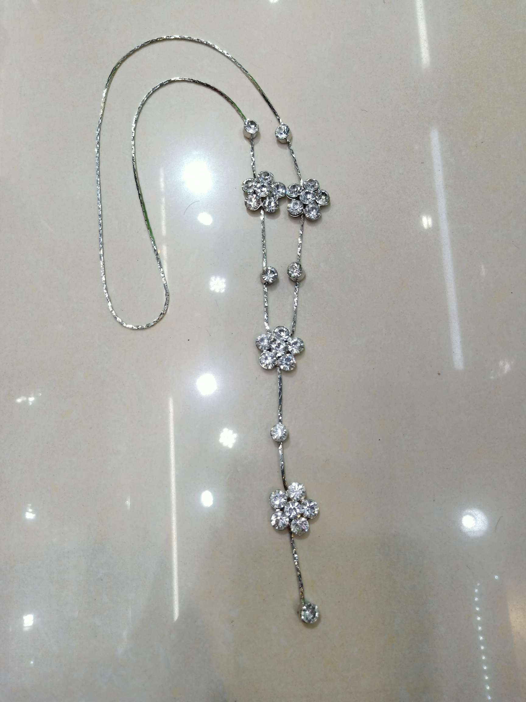 钛钢4躲梅花合锆石长款毛衣链，春夏秋冬均可戴的长款时尚潮流款项链白底实物图