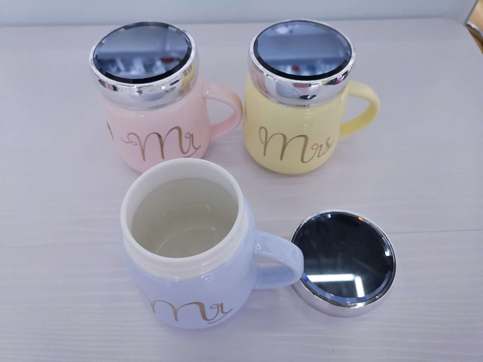 Classic glazed mirror-finished ceramic cups, coffee cups, water cups undefined