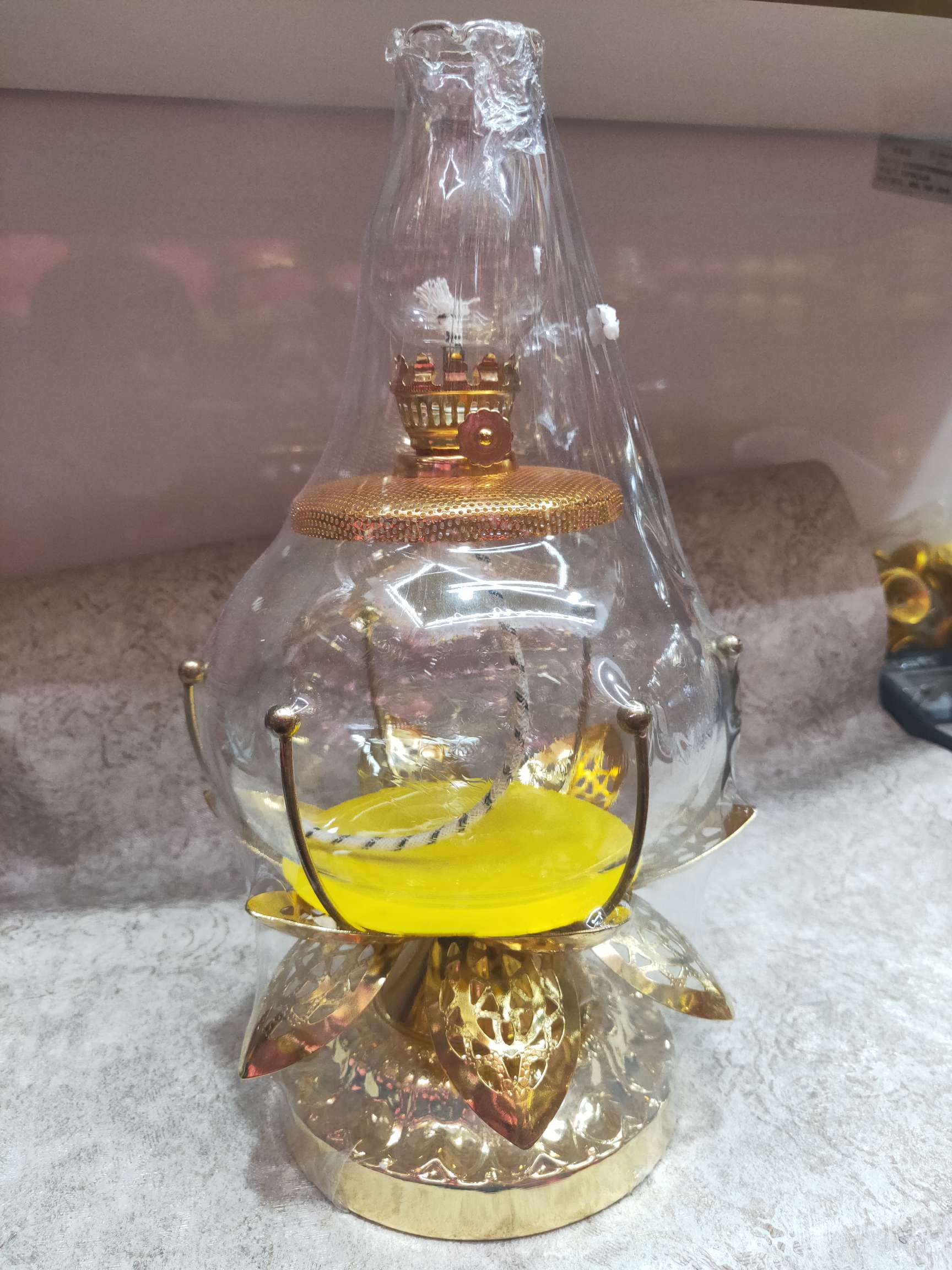 A large oil lamp of wealth and honor