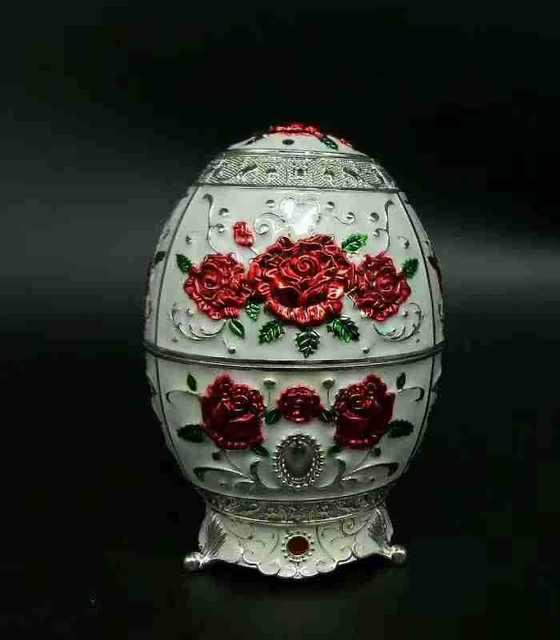 Zinc alloy home creative European-style Russian toothpick holder hand-pressed automatic living room retro metal toothpick box Application Scenario