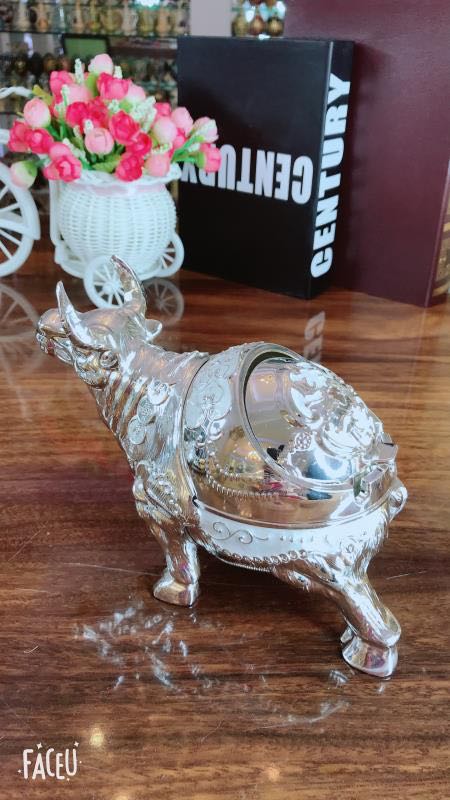 Antique bronze ox ashtray, retro new Chinese-style ashtray, home, living room, office, exuding an air of arrogance, metal ox ashtray Item Picture