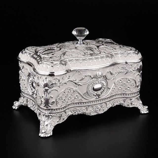 European-style metal handicraft jewelry box, necklace, ring, earring and accessory storage box Item Picture