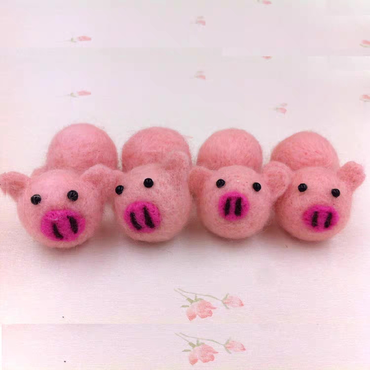 Wool felt, cute and adorable animals, adorable little pigs, DIY hair accessories, brooches, pendants, hair details Picture