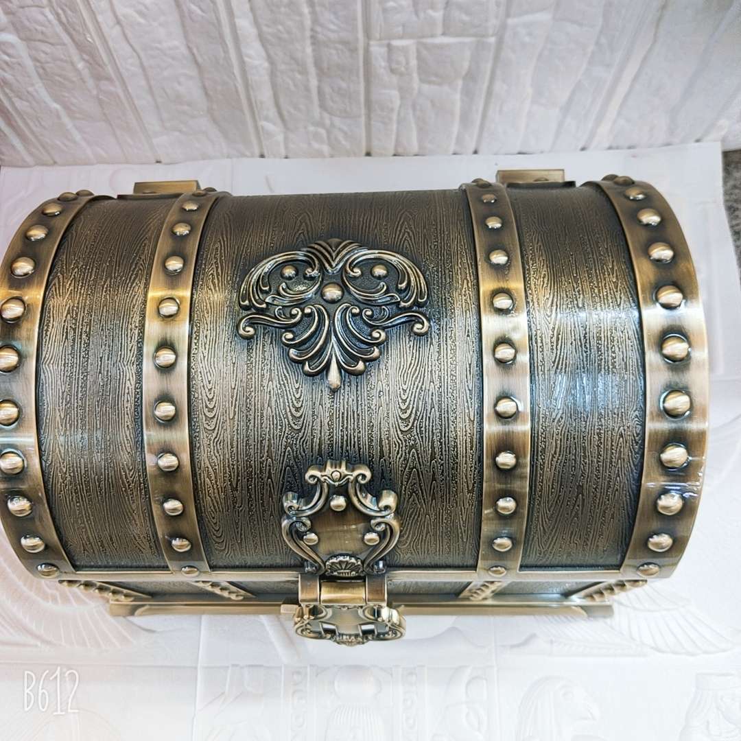 Zinc alloy classical metal large lockable double-layer European court jewelry storage box, retro jewelry box Specification image