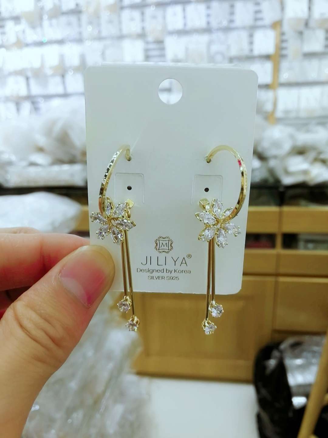 2020 network fashion hot style real gold small C ring small Daisy stud thumbnail