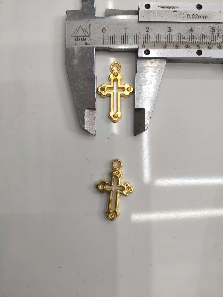 The H929 cross is approximately 29MM in length, 18MM in width, 4MM in thickness, with a hole diameter of 2MM, and is electroplated in gold Specification image