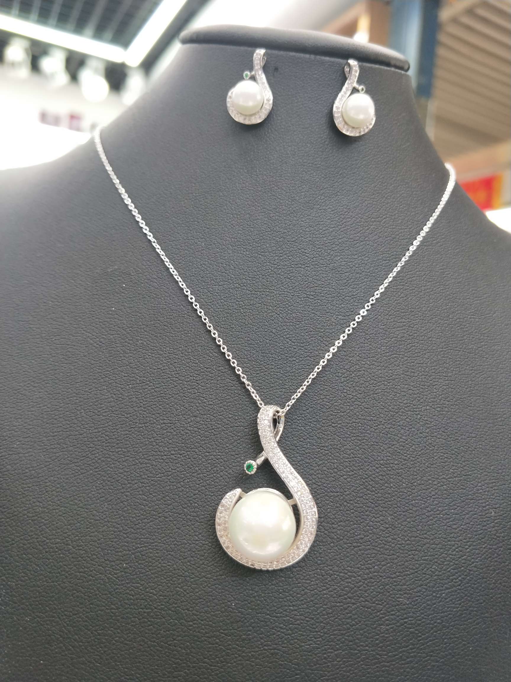 Pearl necklace for socialites