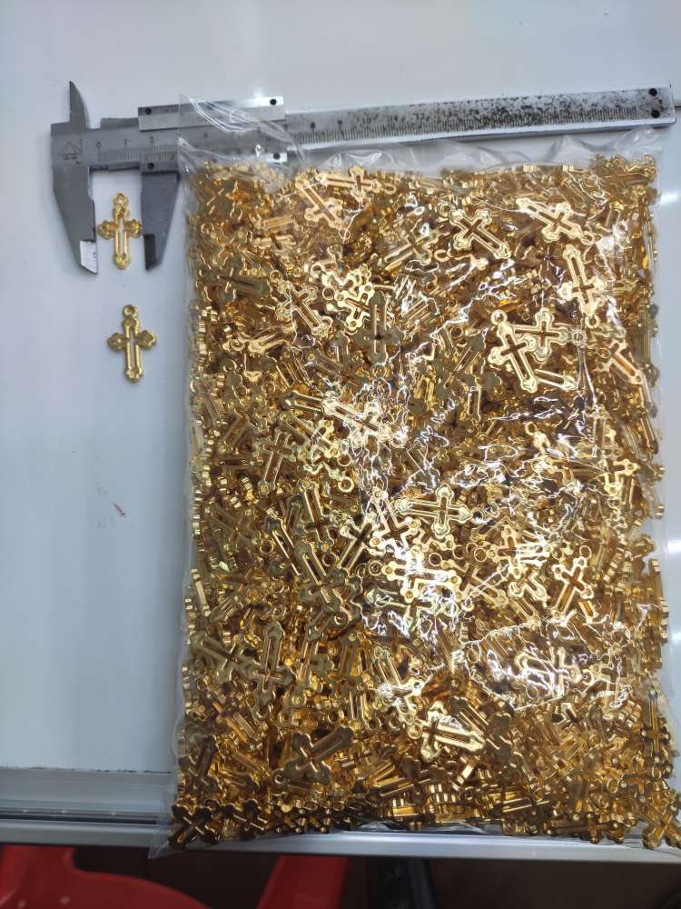 The H929 cross is approximately 29MM in length, 18MM in width, 4MM in thickness, with a hole diameter of 2MM, and is electroplated in gold Application Scenario
