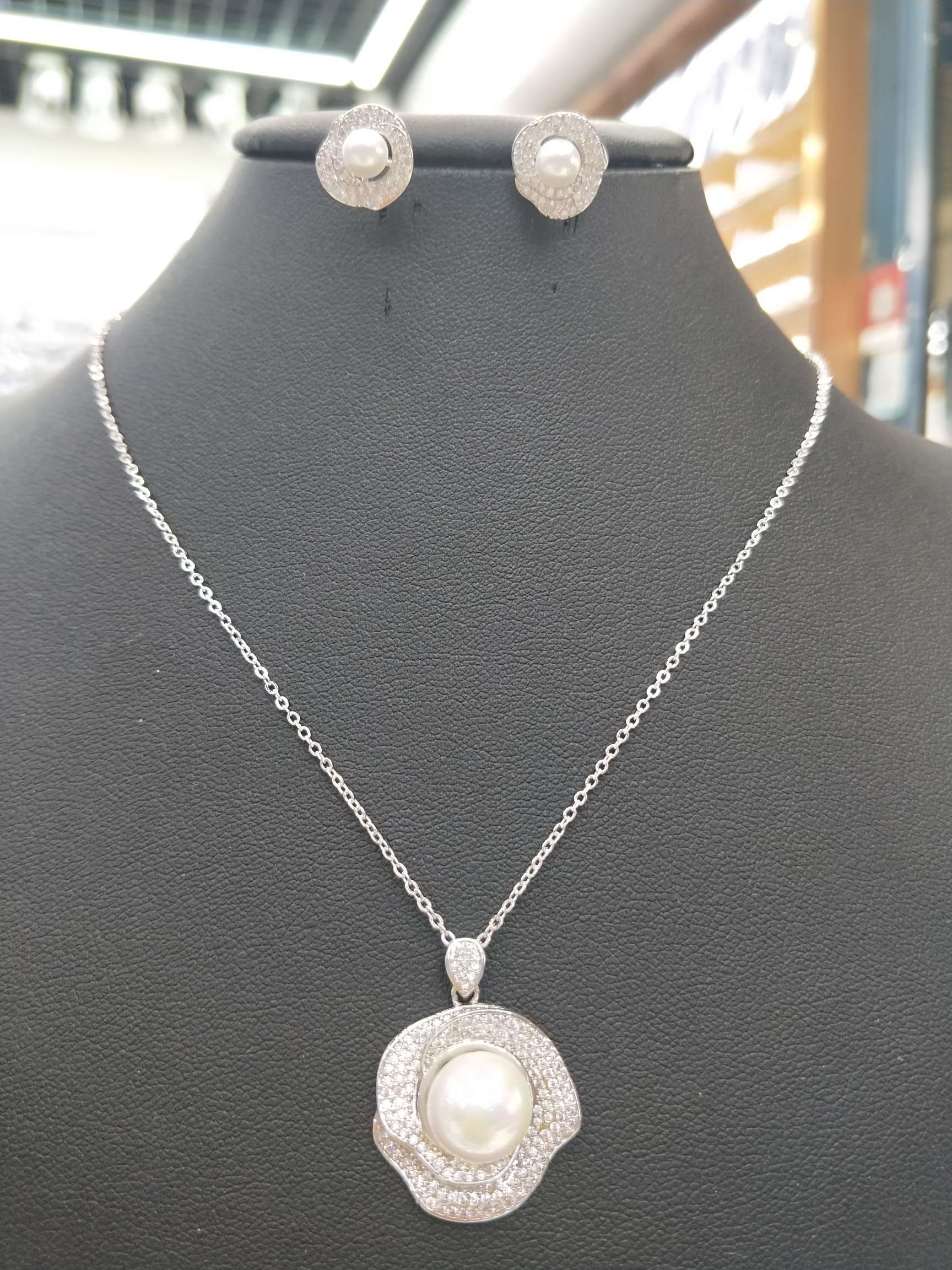 Noble lady pearl necklace