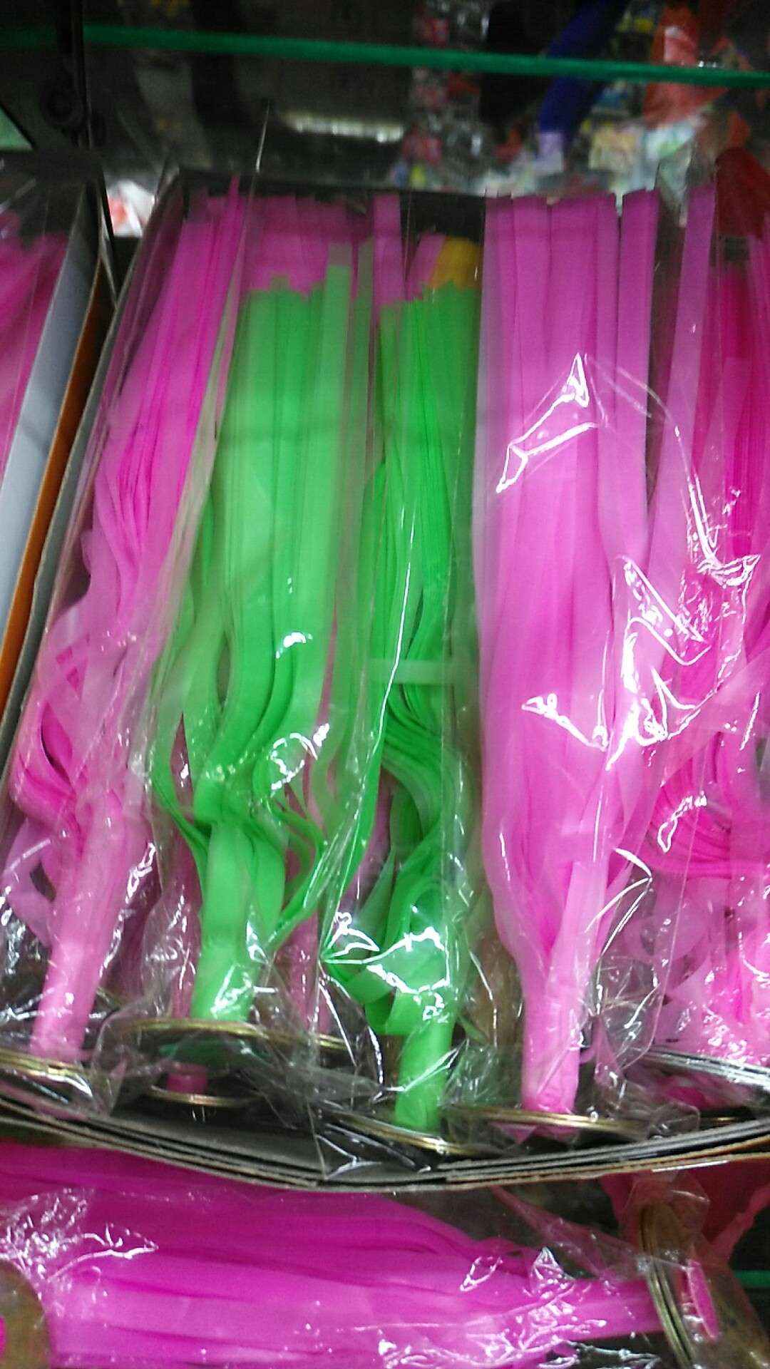 亮丝塑料毽子白底实物图