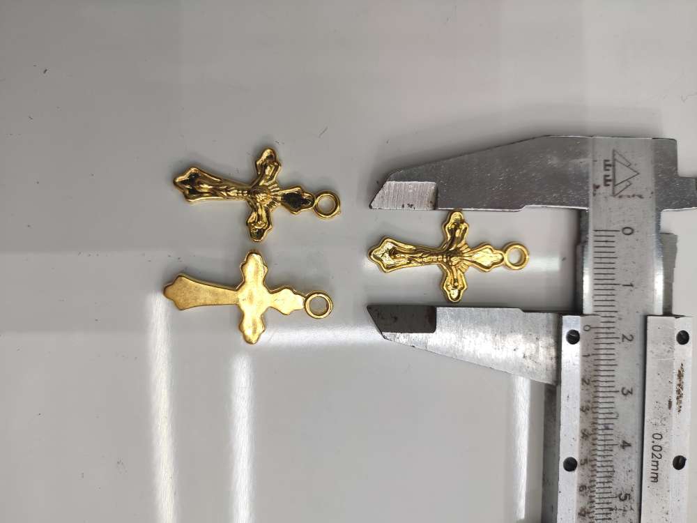 H770 cross, 31MM in length, 18MM in width, 4MM in thickness, 2MM in diameter, electroplated gold details Picture